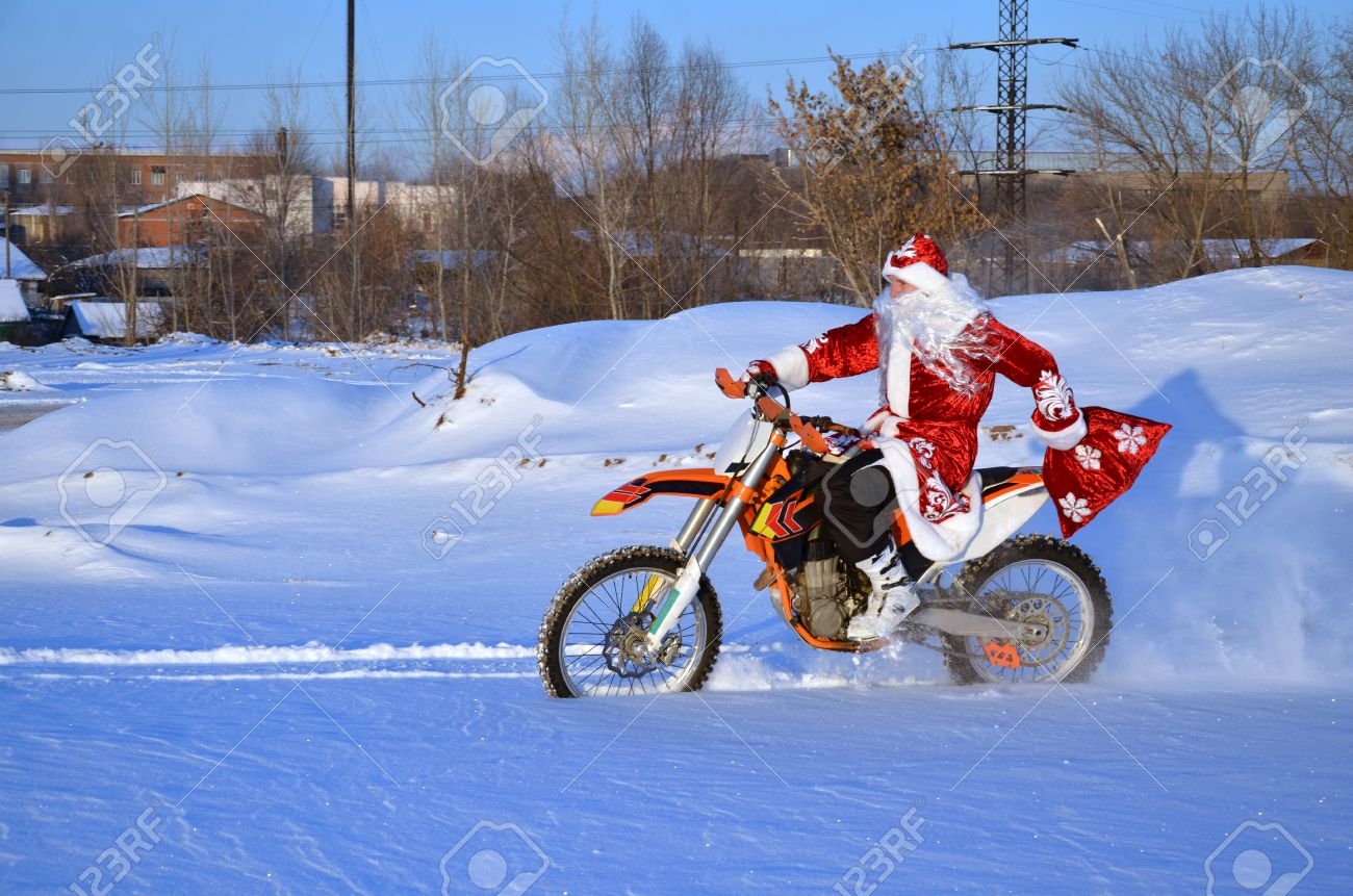 35964232-De-Santa-Claus-montado-en-una-moto-de-motocross-en-una-capa-roja-por-la-nieve-mantiene-en-una-bolsa--Foto-de-archivo.jpg