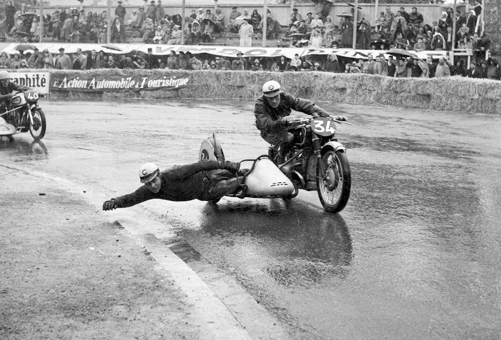 course-de-motos-et-sidecars-sur-le-circuit-de-pau-a-l-occasion-du-grand-prix-automobile-le-12-avril-1952.jpg