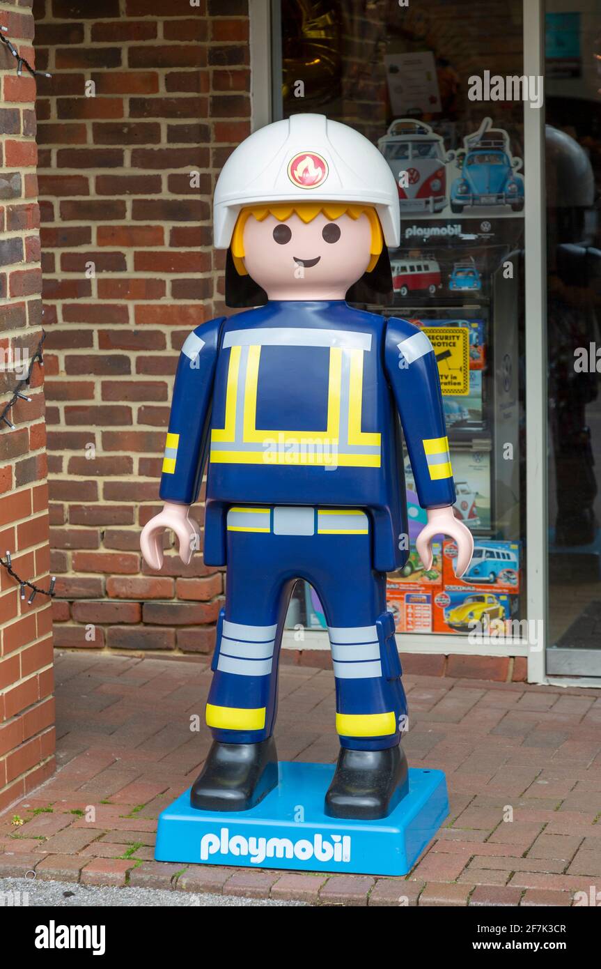 modele-de-personnage-geant-playmobil-a-l-exterieur-de-la-boutique-de-jouets-marlborough-wiltshire-angleterre-royaume-uni-2f7k3cr.jpg